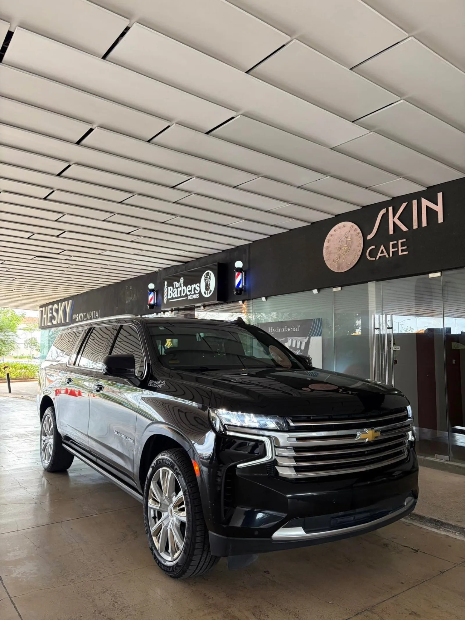 Chevrolet Suburban negra en The Sky