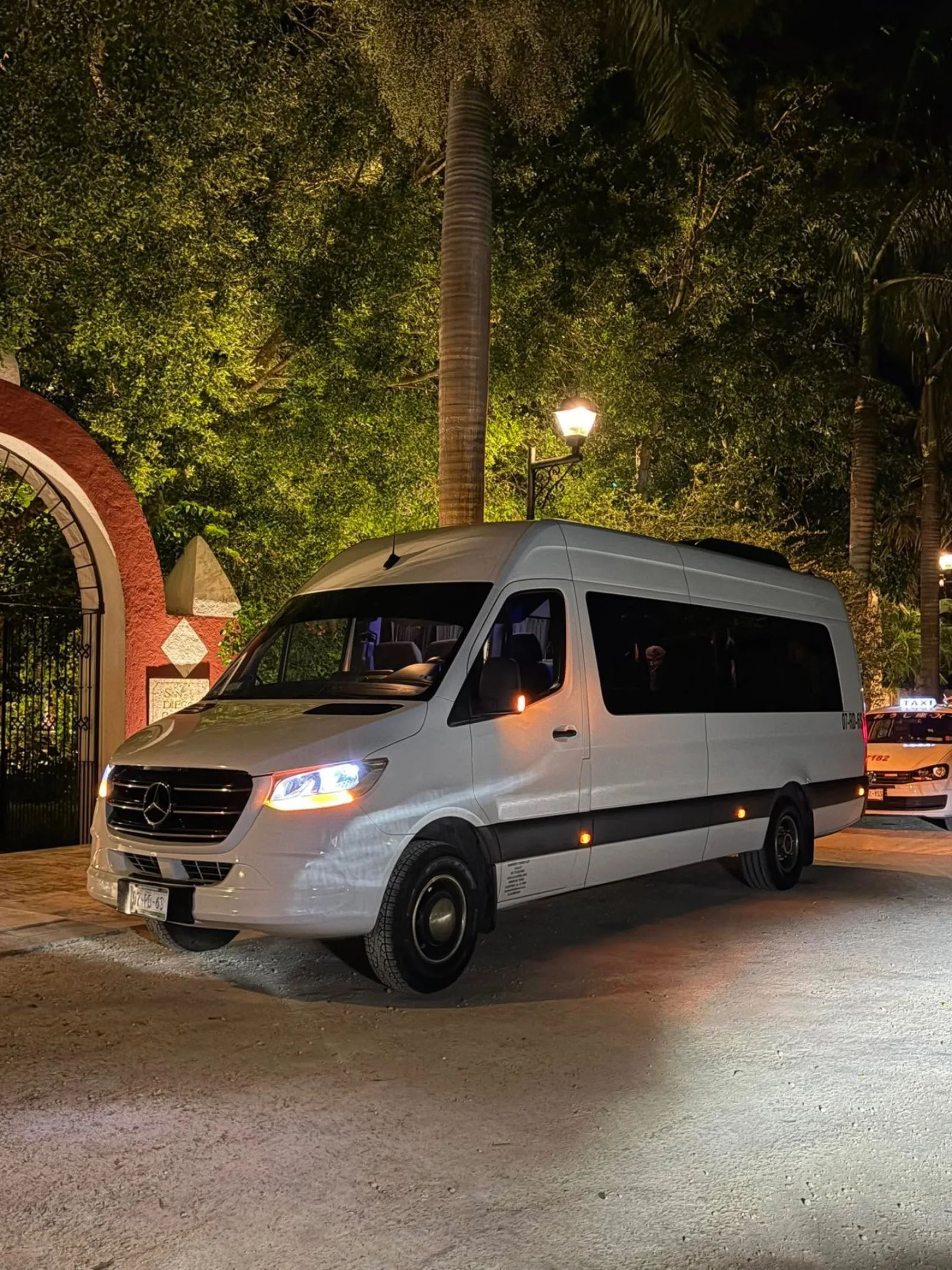 Mercedes-Benz Sprinter de noche en San Diego
