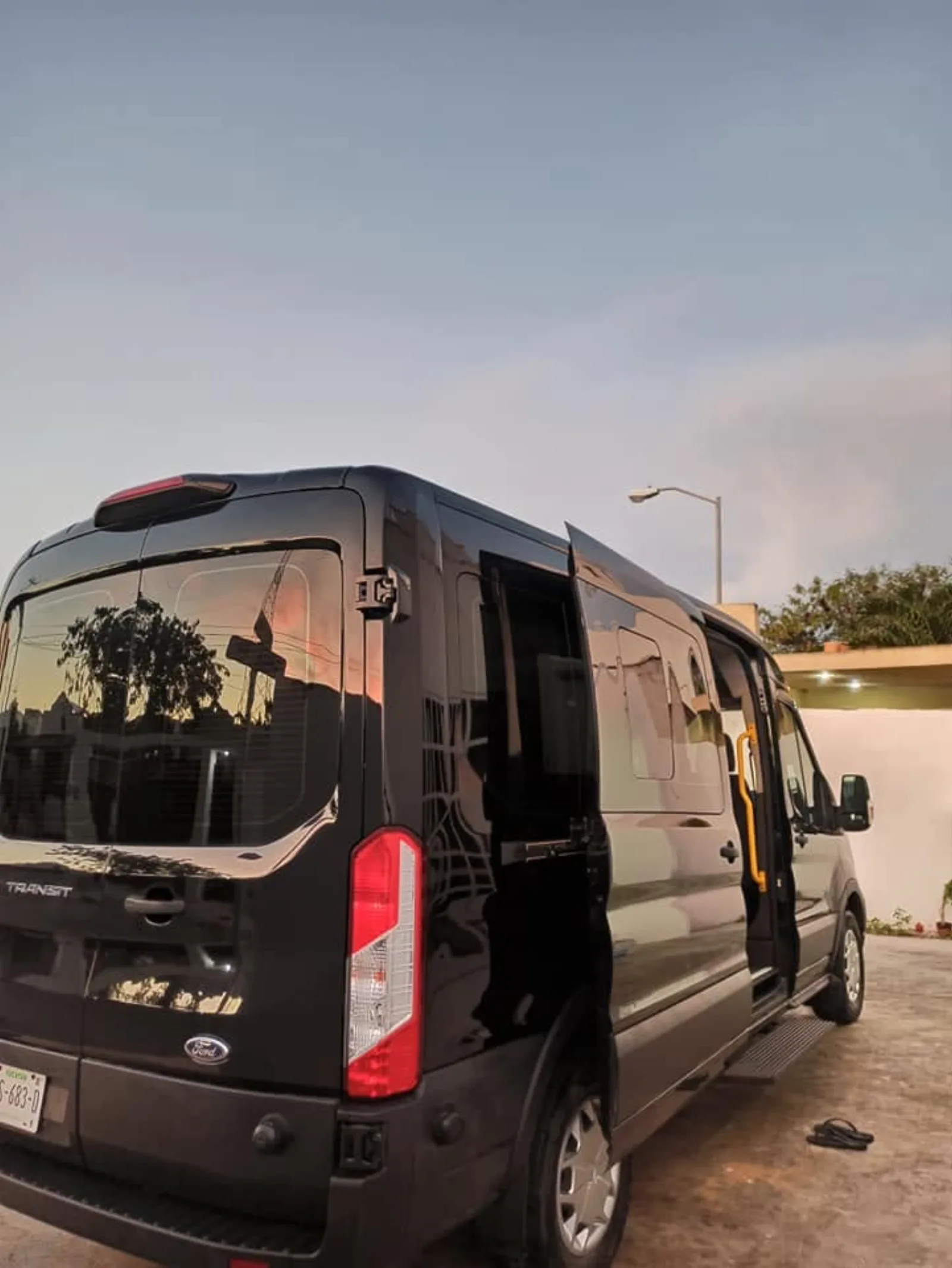 Ford Transit negra lista para servicio