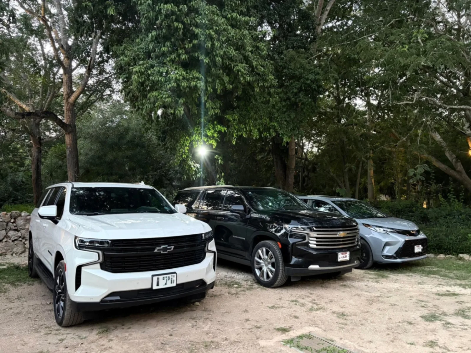 Flotilla de Suburbans y Toyota Sienna