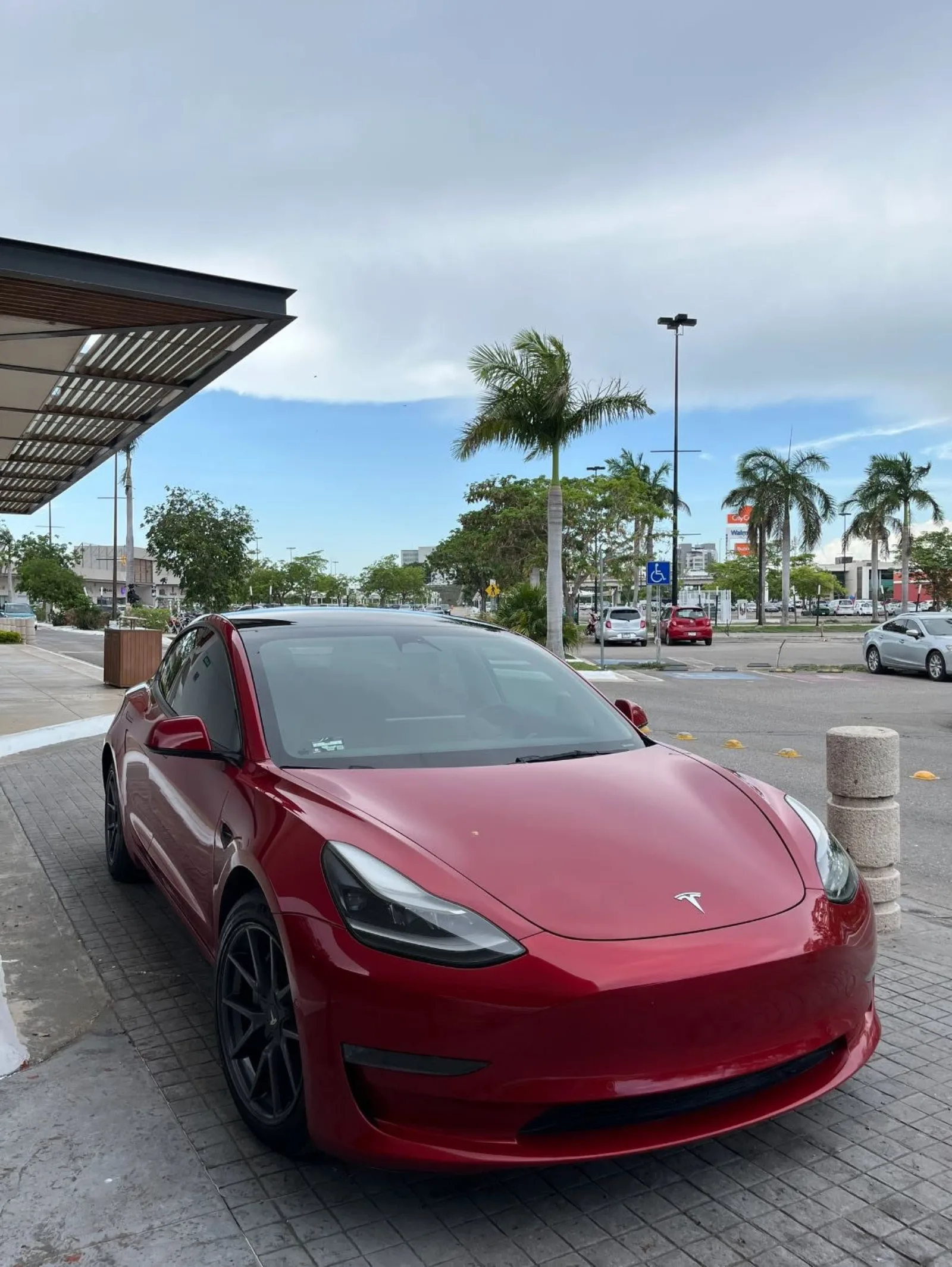 Tesla Model 3 roja en Mérida