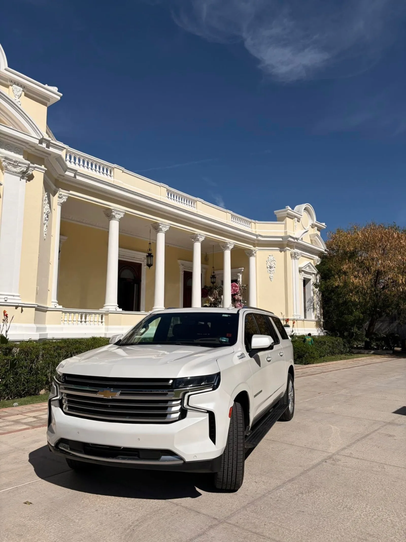 Chevrolet Suburban negra en aeropuerto ASUR