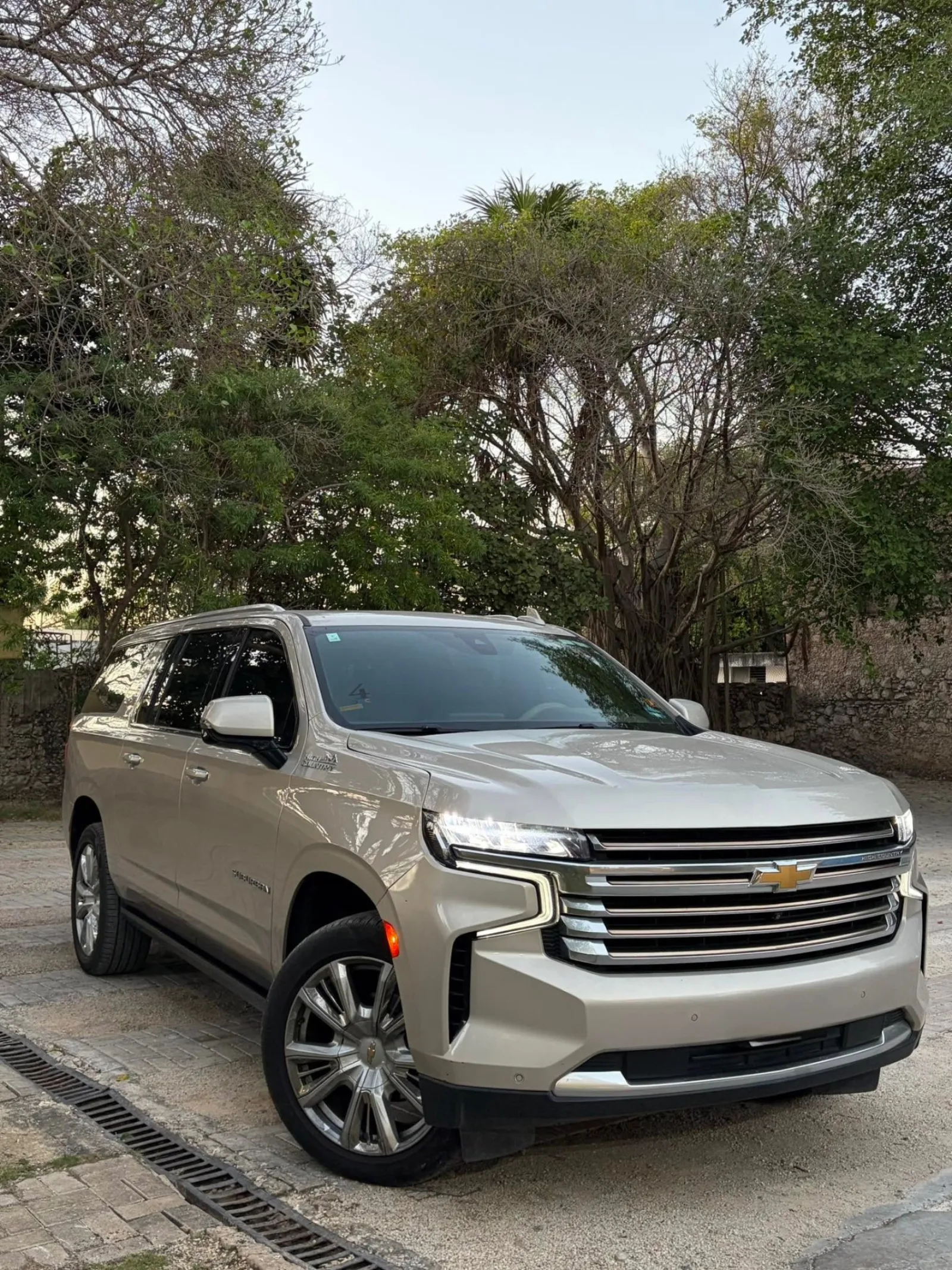 Chevrolet Suburban High Country beige
