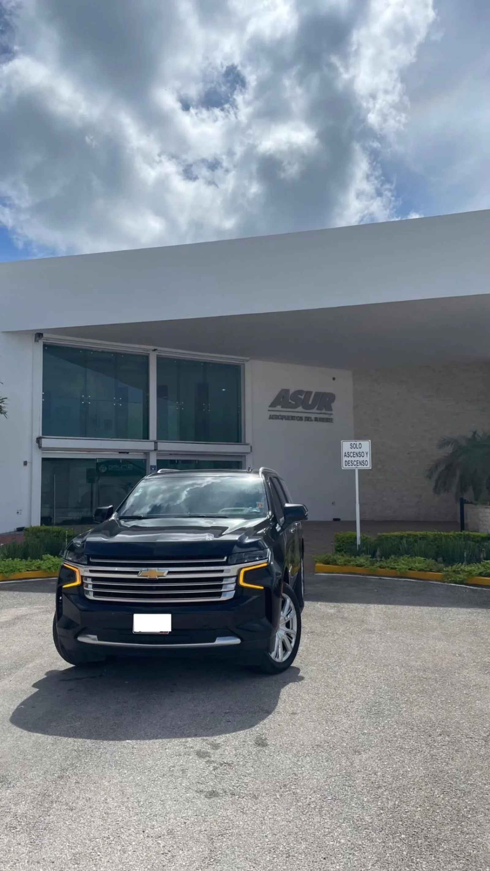 Chevrolet Suburban High Country blanca frente a hacienda