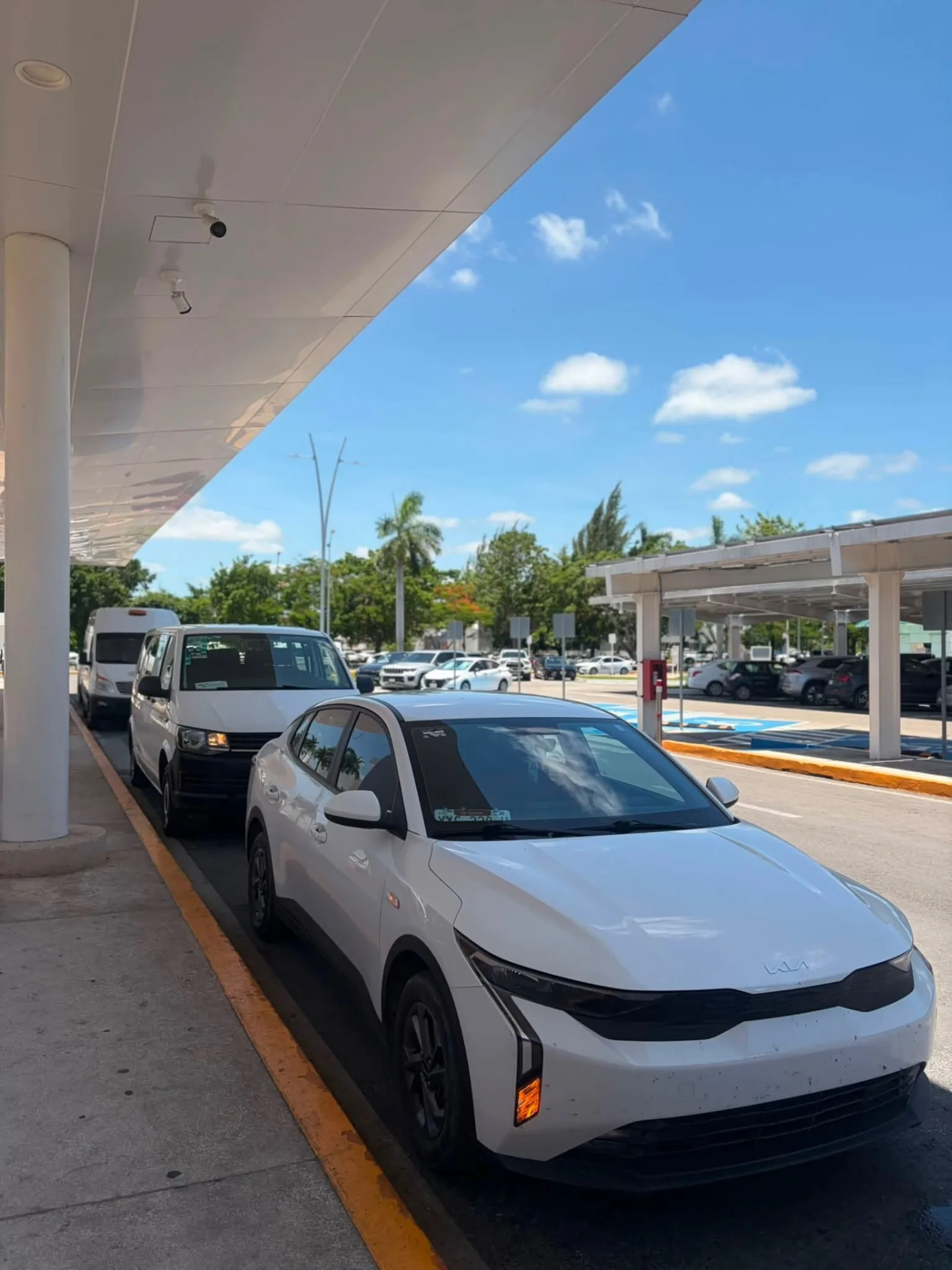 Sedán y van en aeropuerto de Mérida